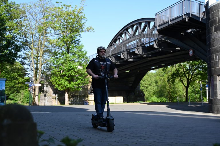 Trittbrett Paul mit einer Brücke im Hintergrund