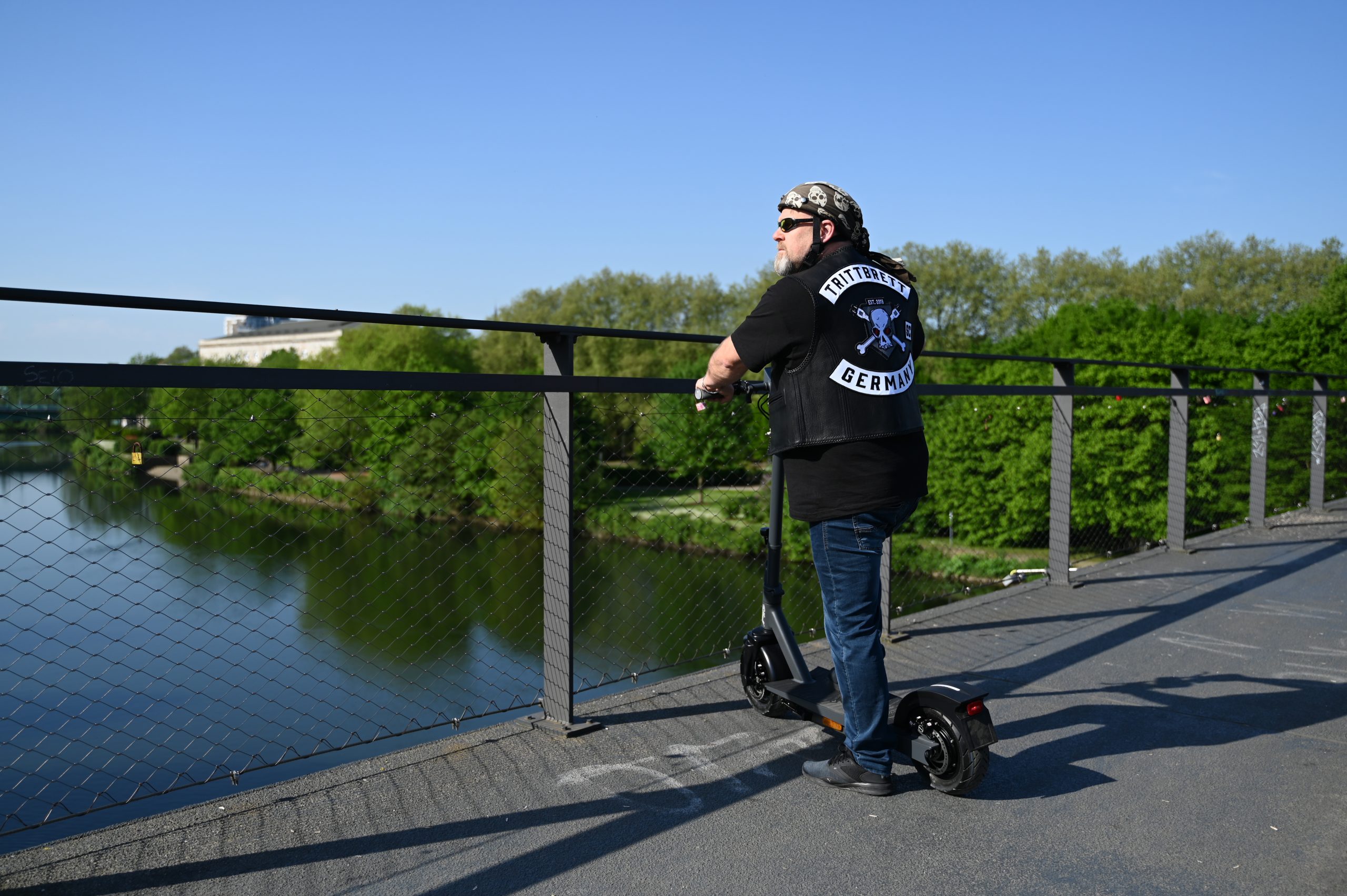 Trittbrett_Paul_auf_bruecke Trittbrett Paul auf einer Brücke