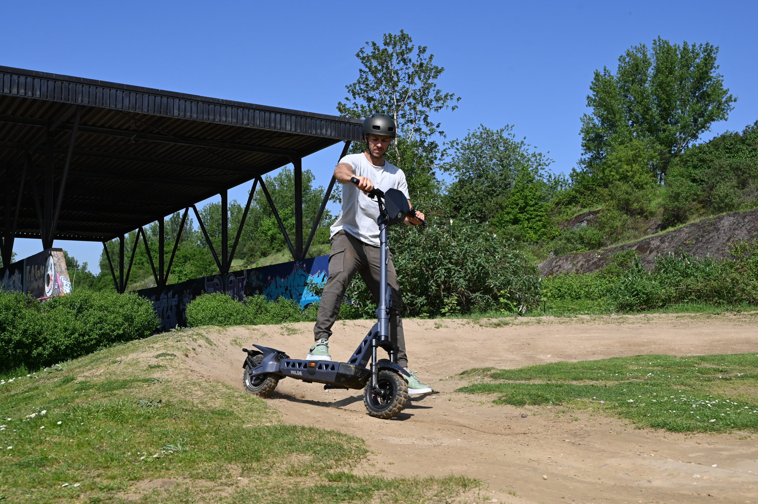TAI_0707 Man in Aktion auf der Trittbrett Hilde mit 11 Zoll Reifen