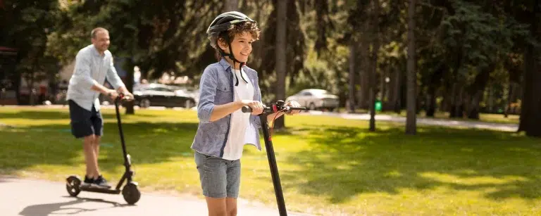 Startseite 38 Kind fährt mit einem Elektroroller.