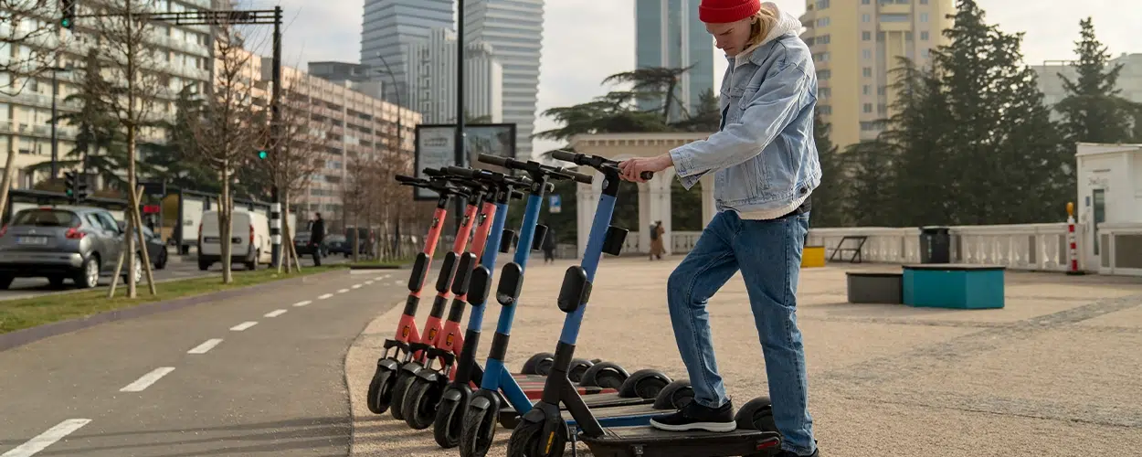 Junge auf Elektroroller in der Stadt