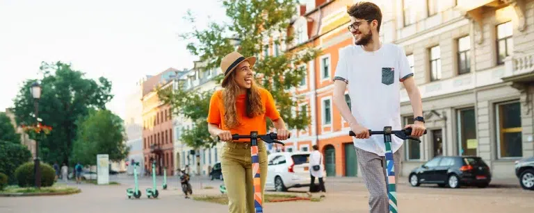 Startseite 42 Zwei Personen auf Elektrorollern.