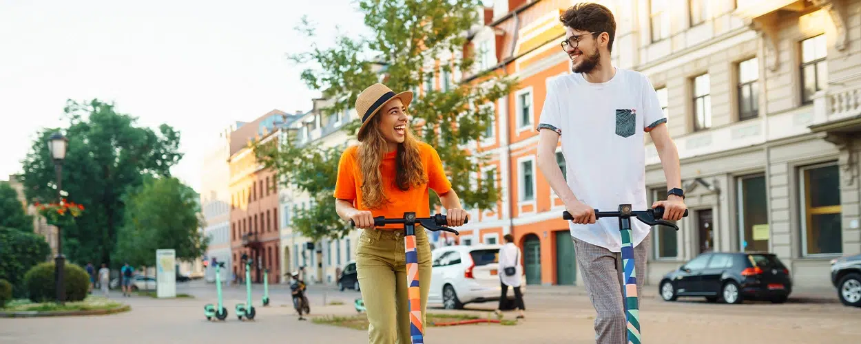 Zwei Personen auf Elektrorollern.