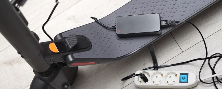 Startseite 31 E Scooter am Ladegerät