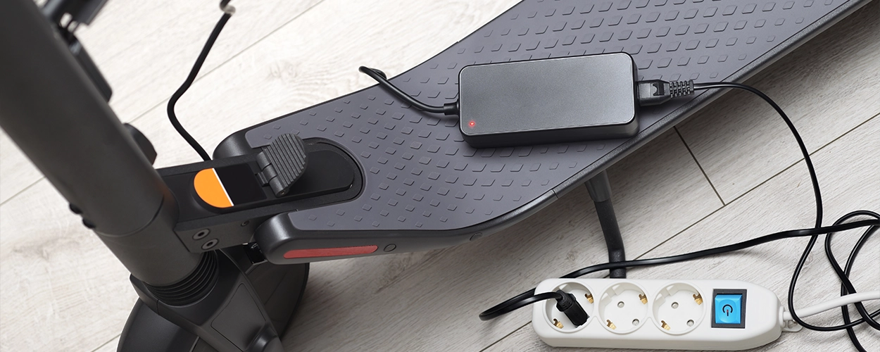 E Scooter am Ladegerät