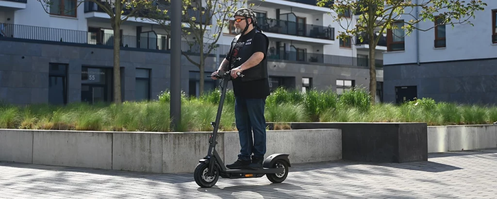 Mann mit Weste und Helm auf dem Trittbrett Paul