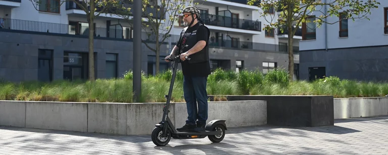 Startseite 43 Mann mit Weste und Helm auf dem Trittbrett Paul