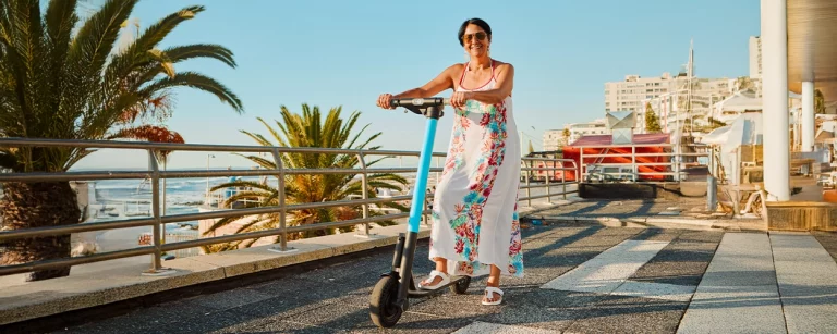 Startseite 41 Frau auf einem E-Scooter in Spanien