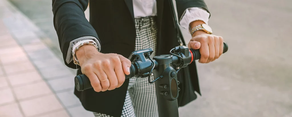 E-Scooter Lenker mit zwei packenden Händen