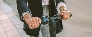 E-Scooter Lenker mit zwei packenden Händen