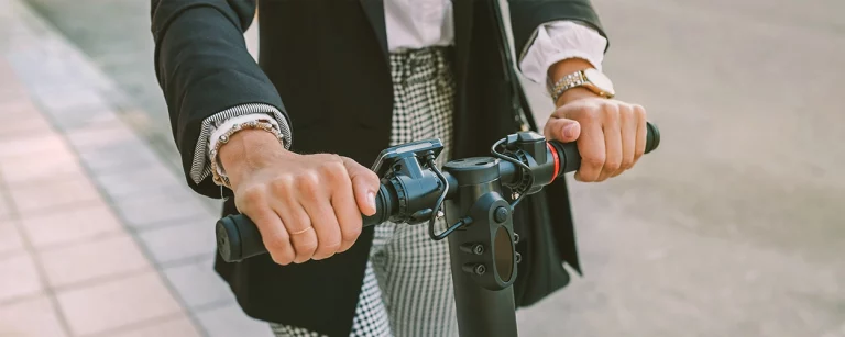 E-Scooter Lenker mit zwei packenden Händen