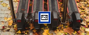 Geparkte E-Scooter und ein Park & Ride Zeichen.