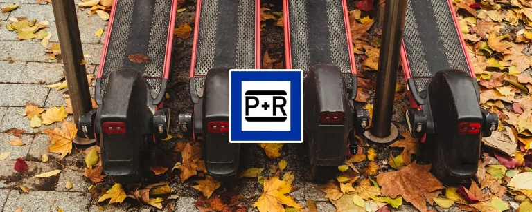 Geparkte E-Scooter und ein Park & Ride Zeichen.