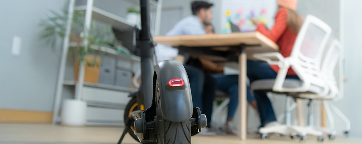 E-Scooter Nahaufnahme in einem Büro