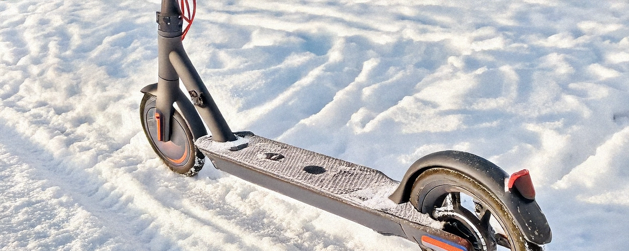 E-Scooter steht im Schnee