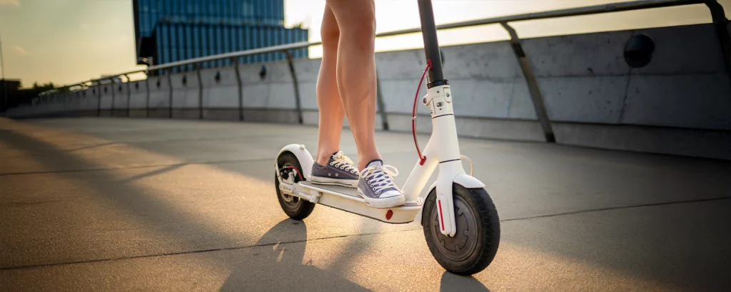 Person fährt einen E-Scooter