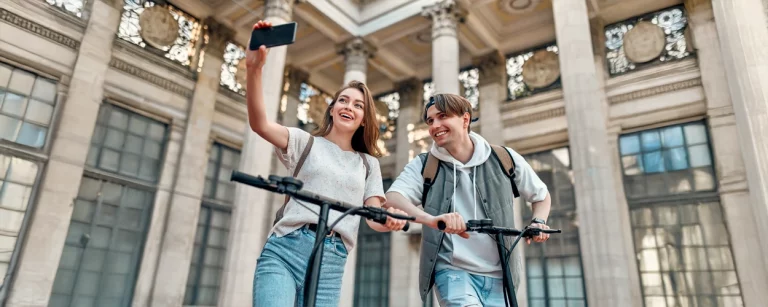 Teenager auf E-Scooter machen ein Selfie