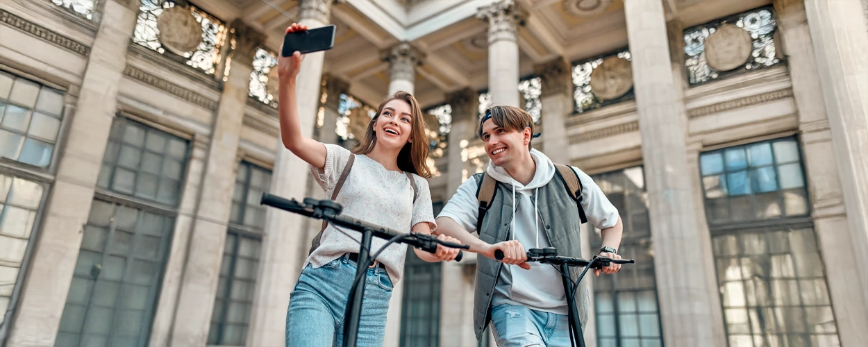 Teenager auf E-Scooter machen ein Selfie