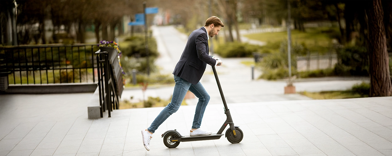 Mann auf einem E-Scooter